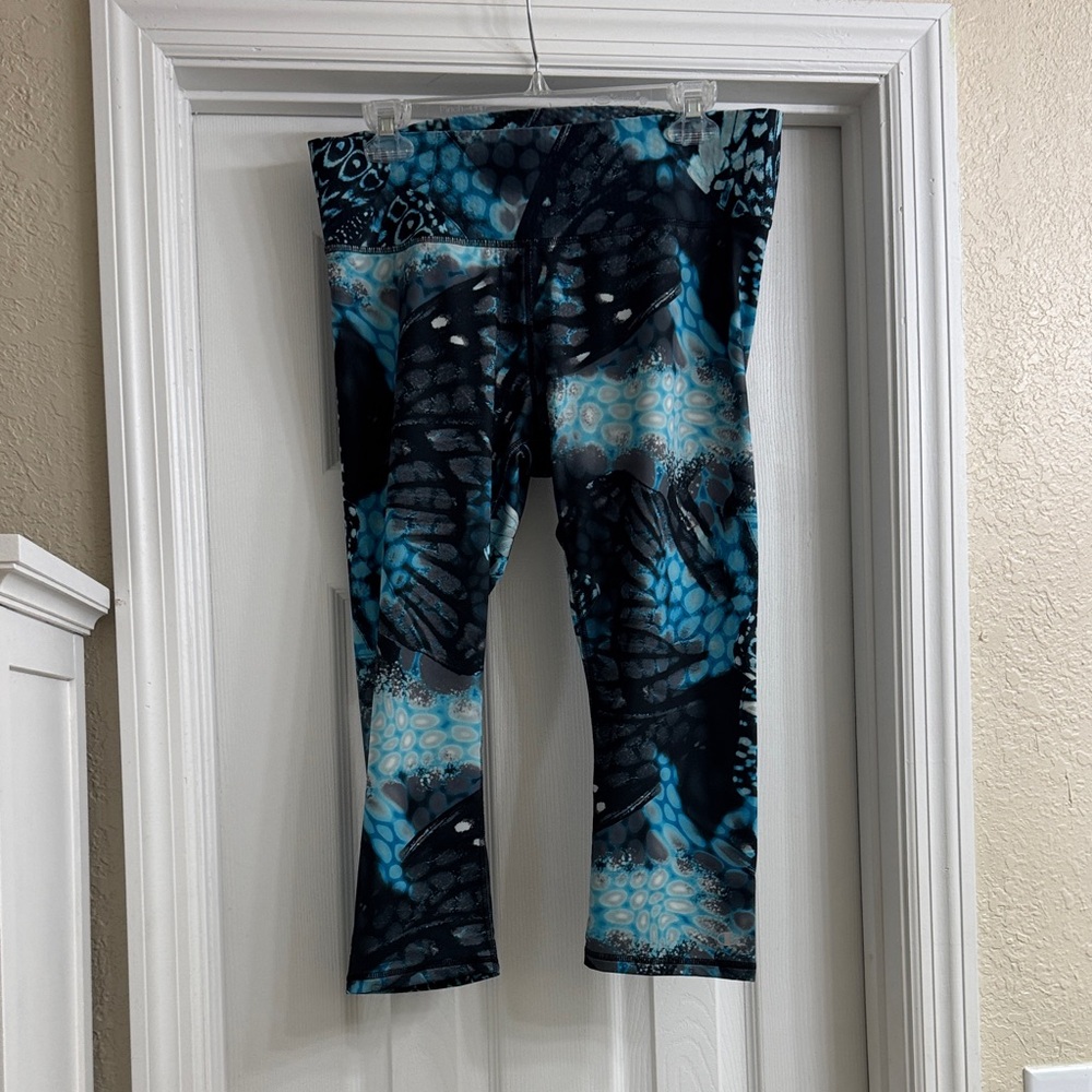 *make offer* Stylish Blue Patterned women’s cropped Leggings